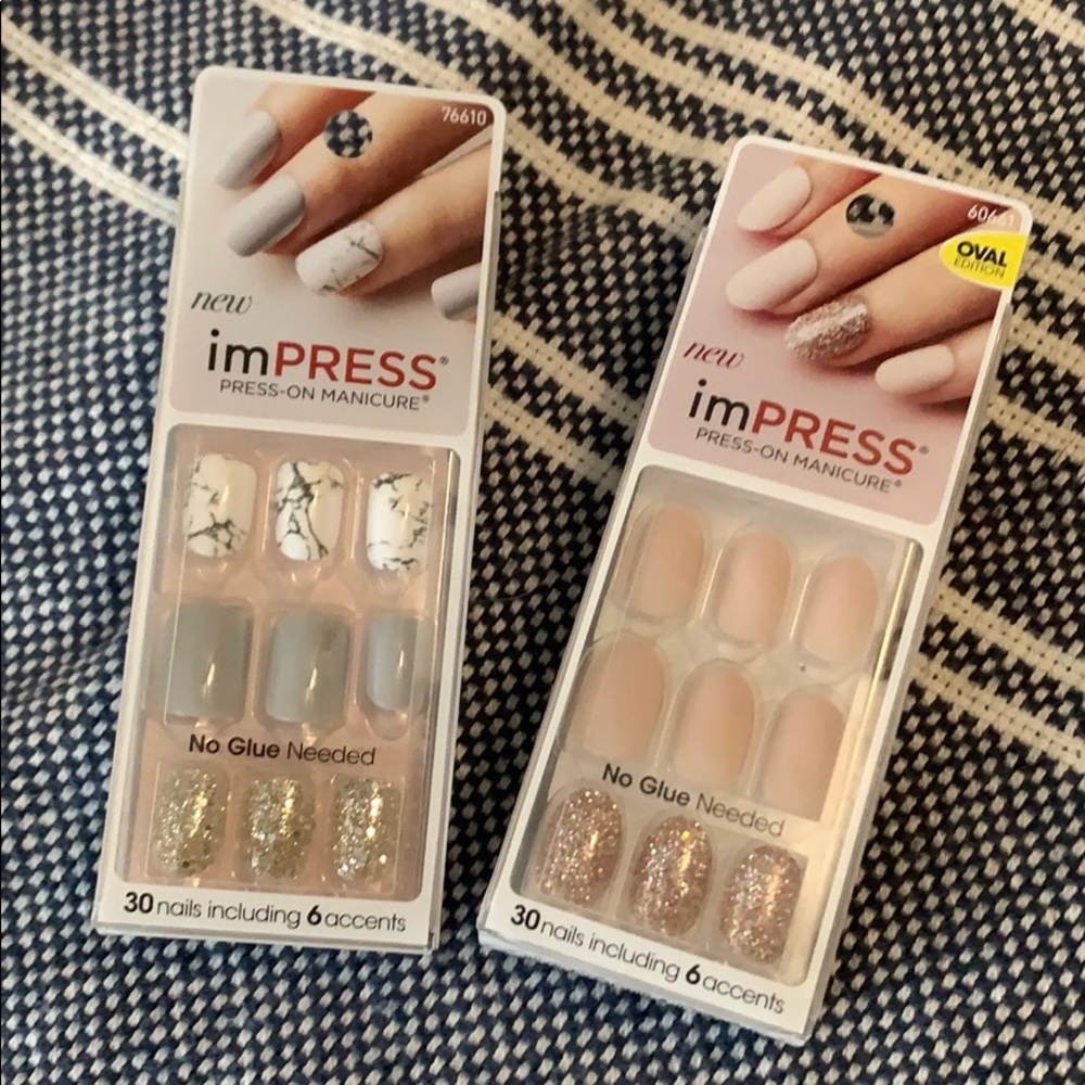 Press-on nails in 2 different colors and styles